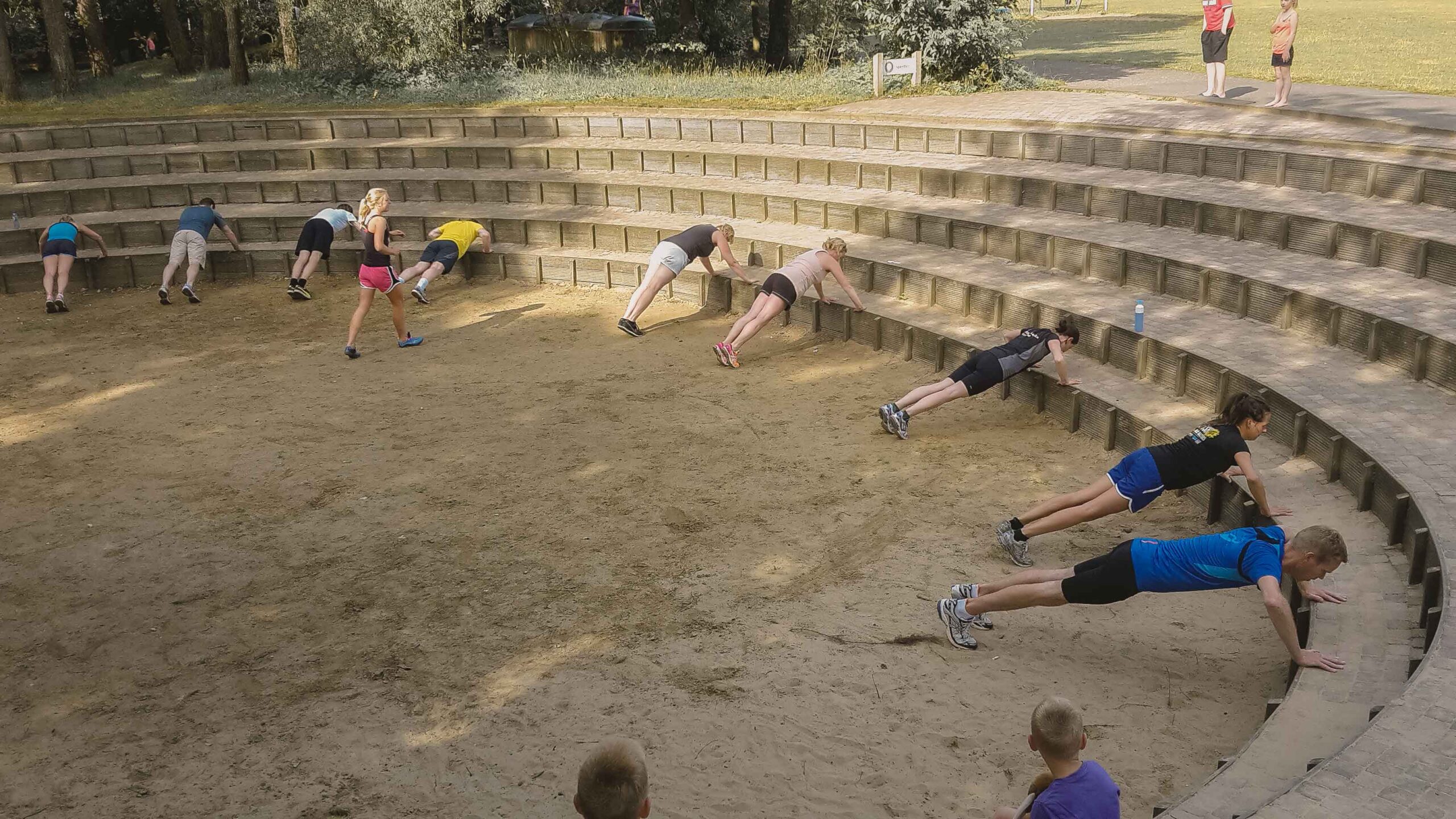 Groep sporters in het buitentheater tijdens bootcamp bij Lemeler Esch