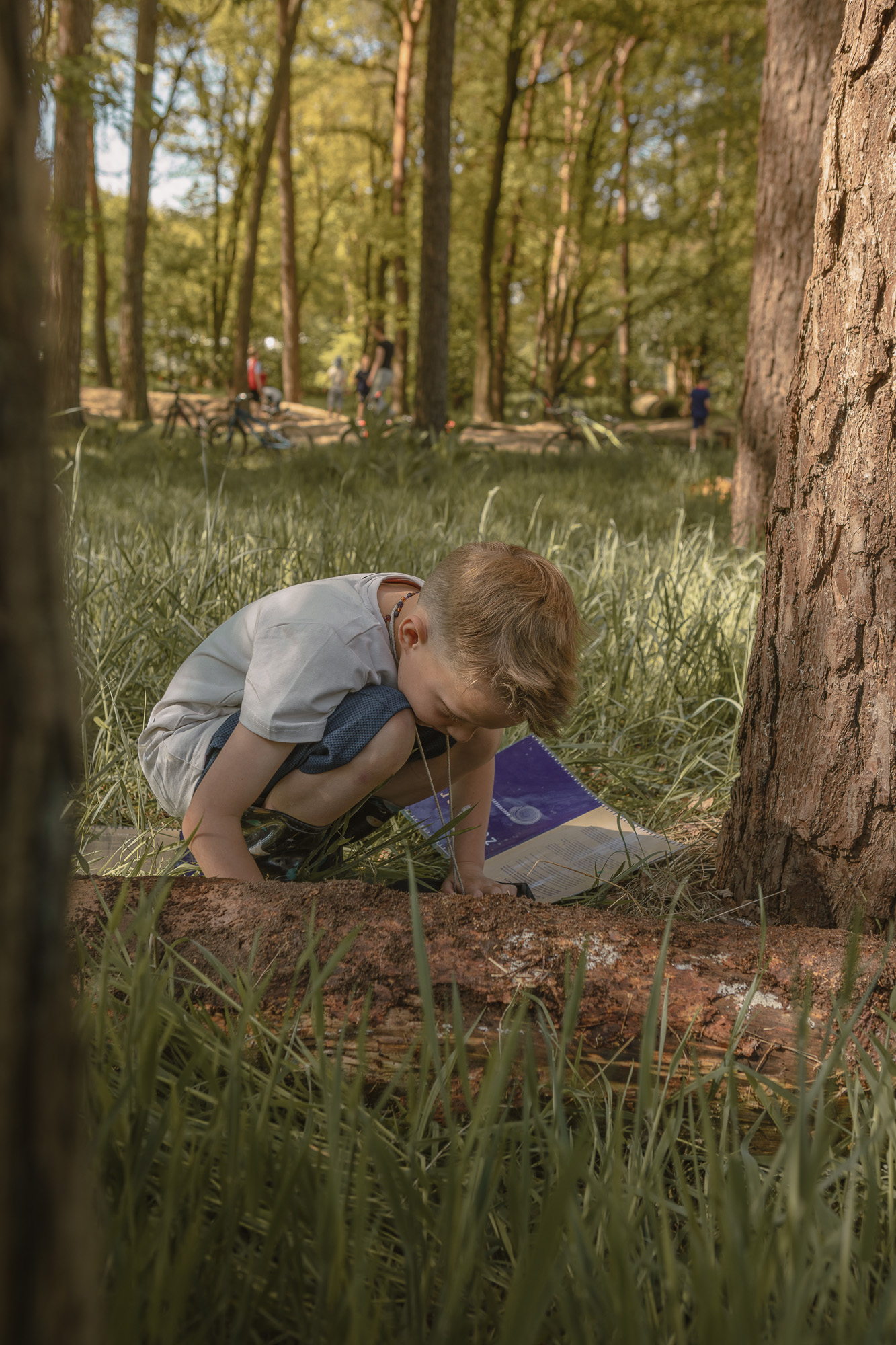 Kind met zoekkaart in het speelbos van Lemeler Esch