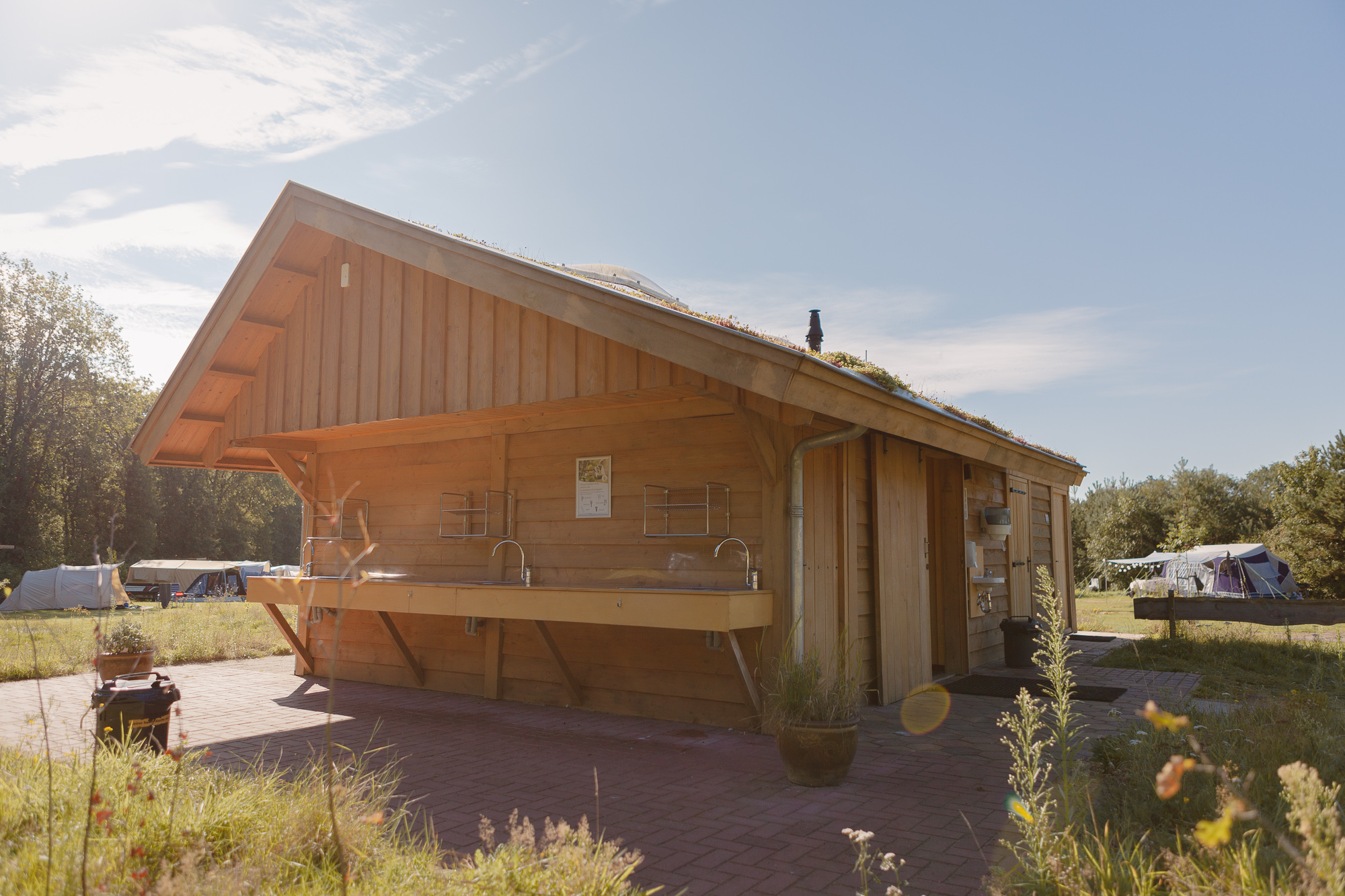 Duurzaam sanitairgebouw op kampeerveld Heidezicht op Lemeler Esch natuurcamping in Overijssel