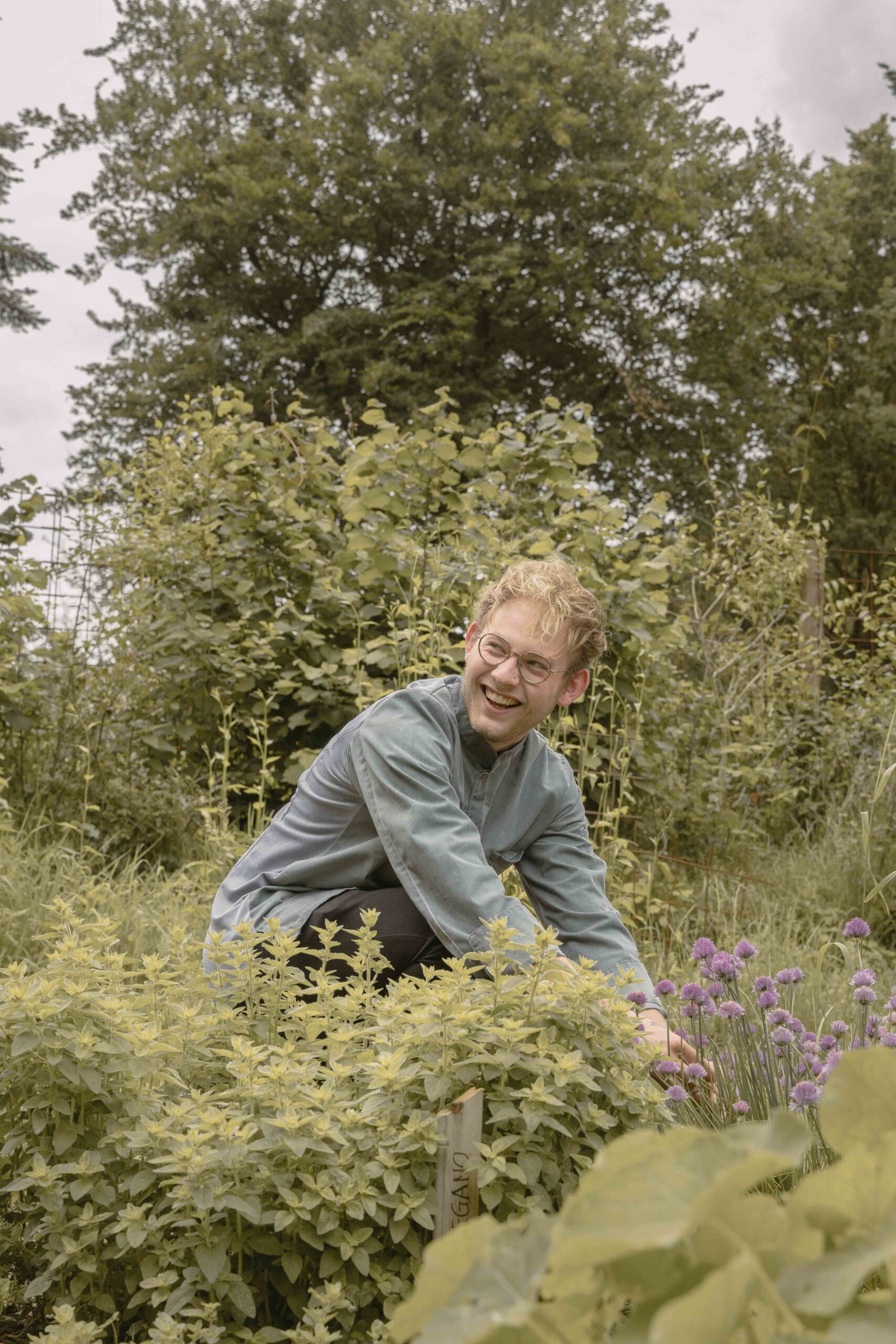Collega Tim in moestuin van Boscafé Lemeler Esch