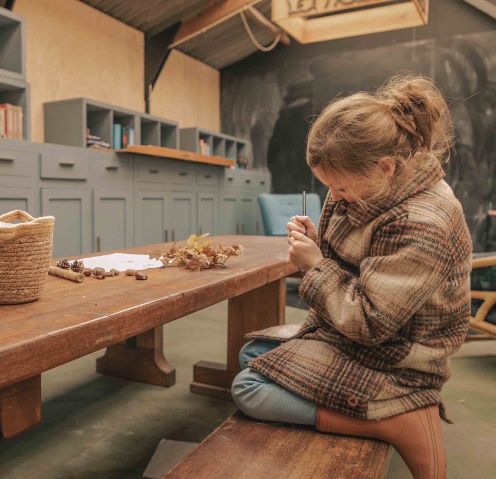 Kinderen knutselen met natuur in de natuurschuur van Lemeler Esch in de herfst