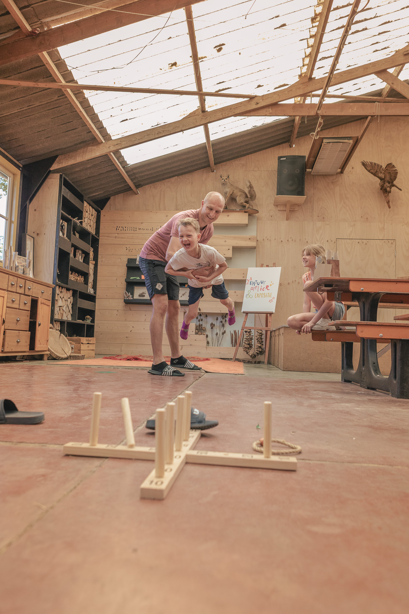 Familie aan het spelen in de natuurschuur van Lemeler Esch