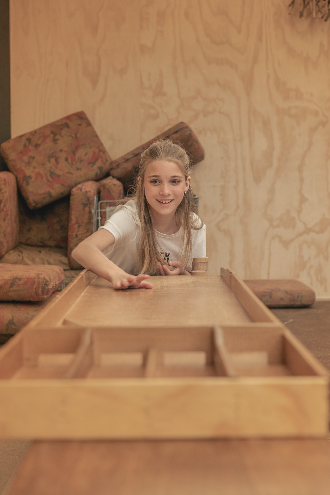 Kind aan het sjoelen in de natuurschuur van Lemeler Esch