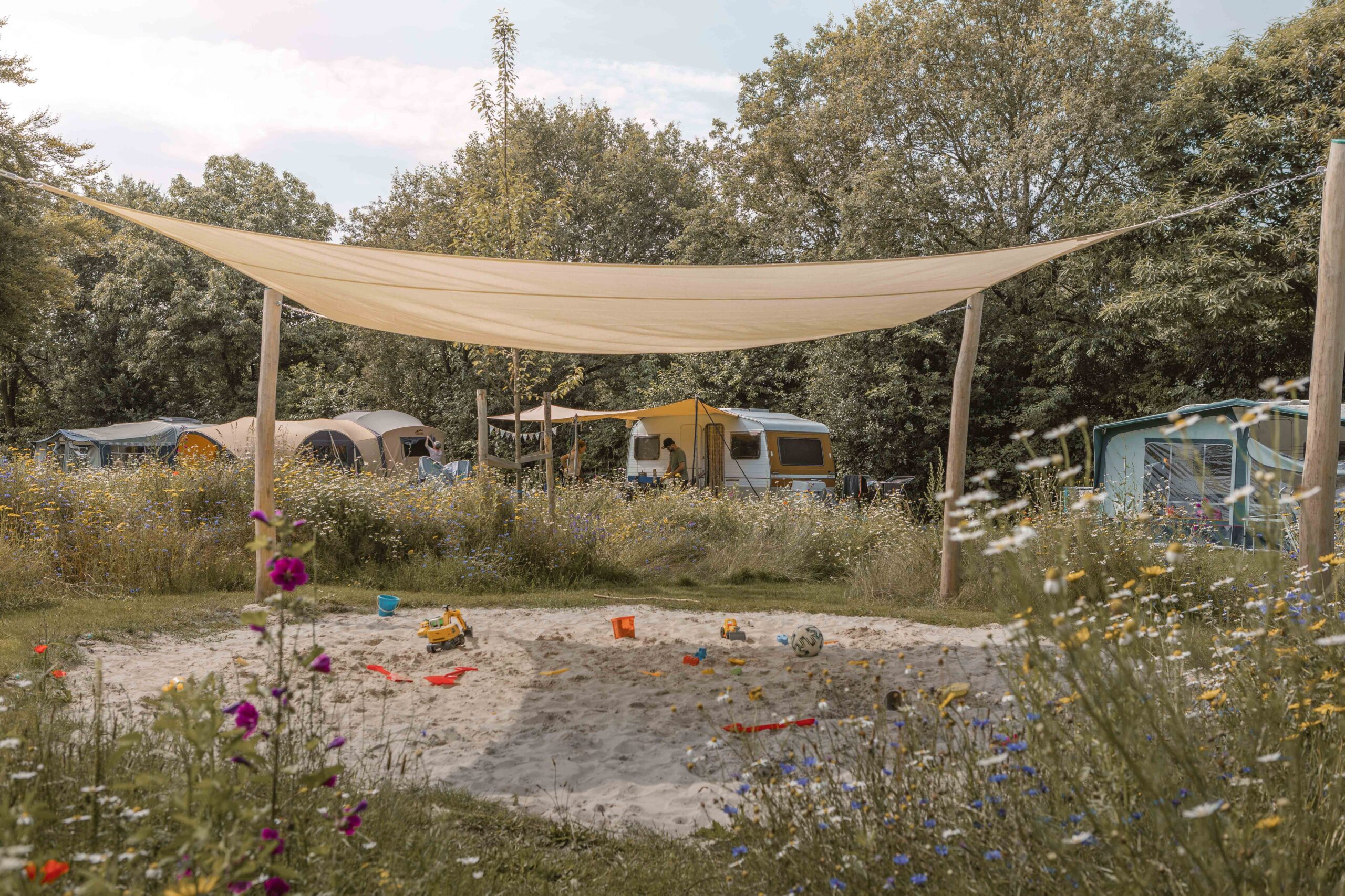 Speelzand op kampeerveld Bloemenweide bij Lemeler Esch natuurcamping in Overijssel