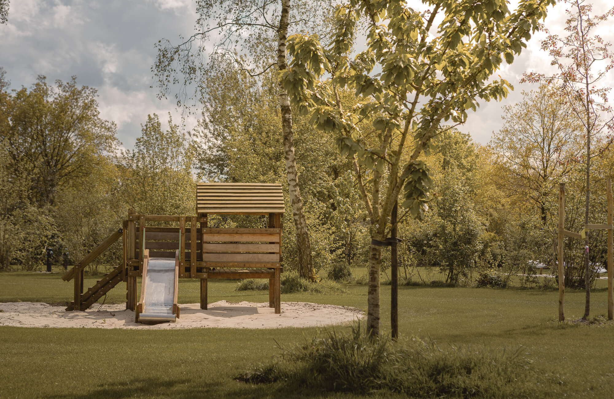 Glijbaan op kampeerveld Boomgaard bij Lemeler Esch natuurcamping in Overijssel
