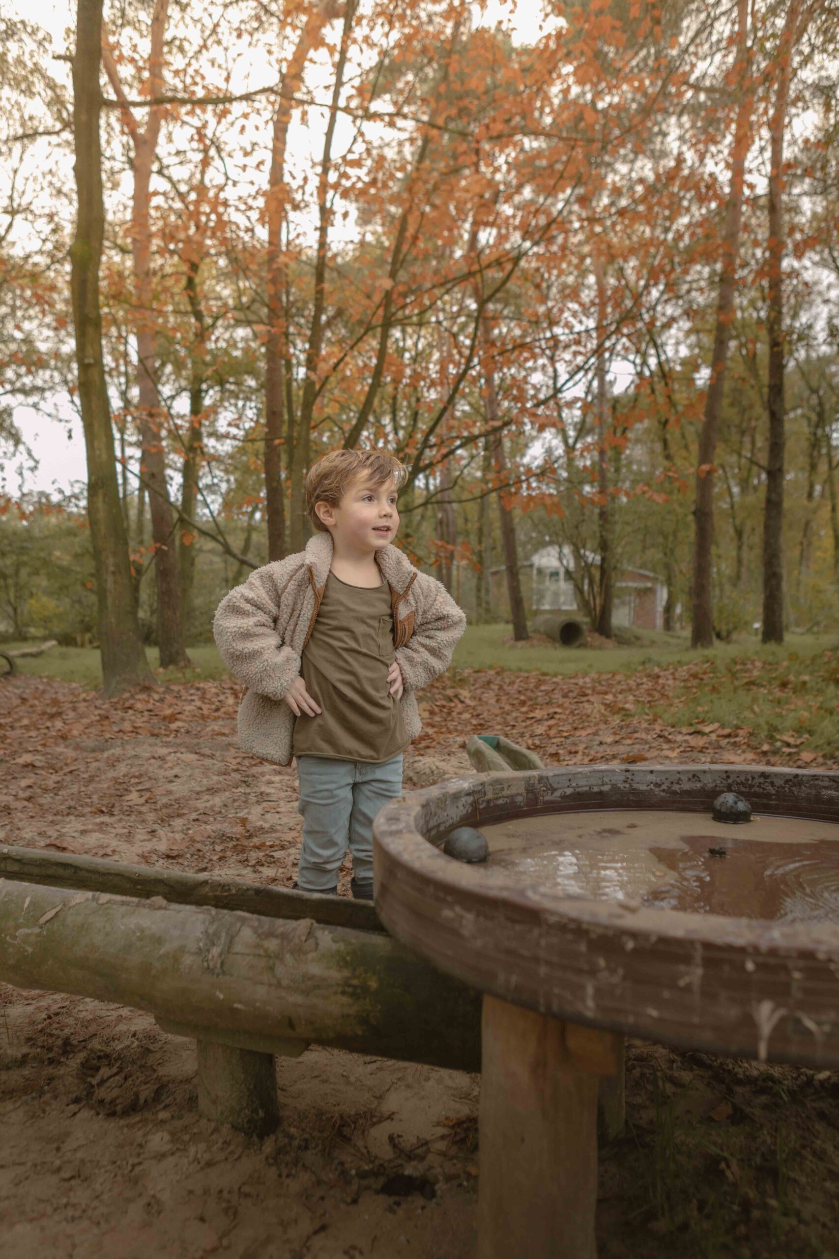 Kind bij waterbaan in het speelbos van Lemeler Esch in de herfst