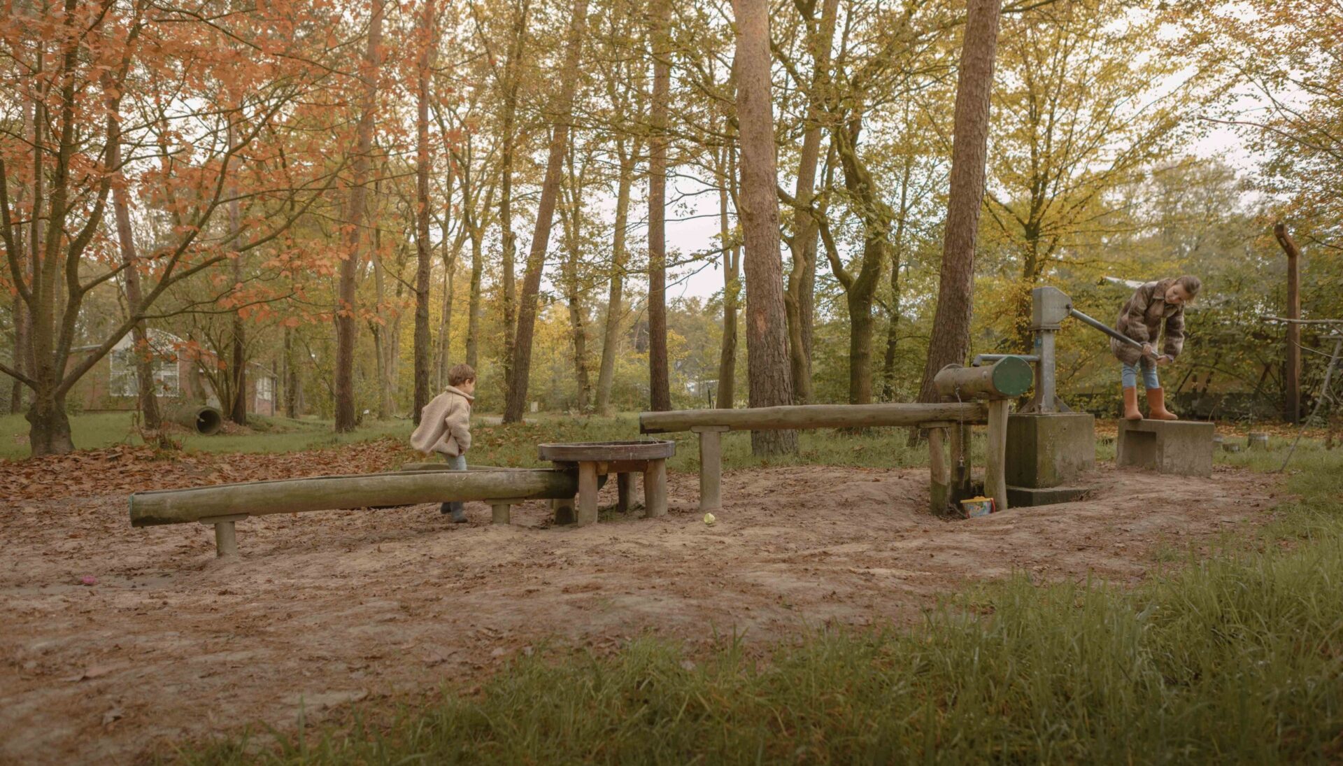 Kinderen bij waterbaan in het speelbos van Lemeler Esch in de herfst