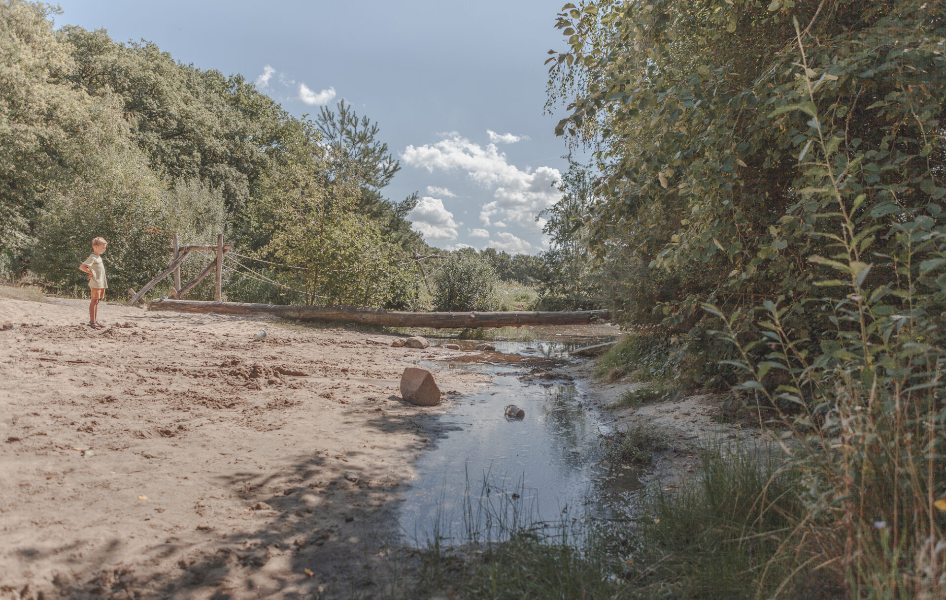 Kind bij speelwater van Lemeler Esch kindvriendelijke natuurcamping in Overijssel