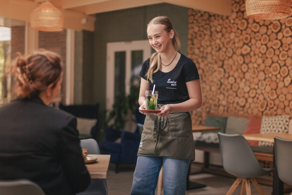 Bediening in de serre van het Boscafé Lemeler Esch in Lemele