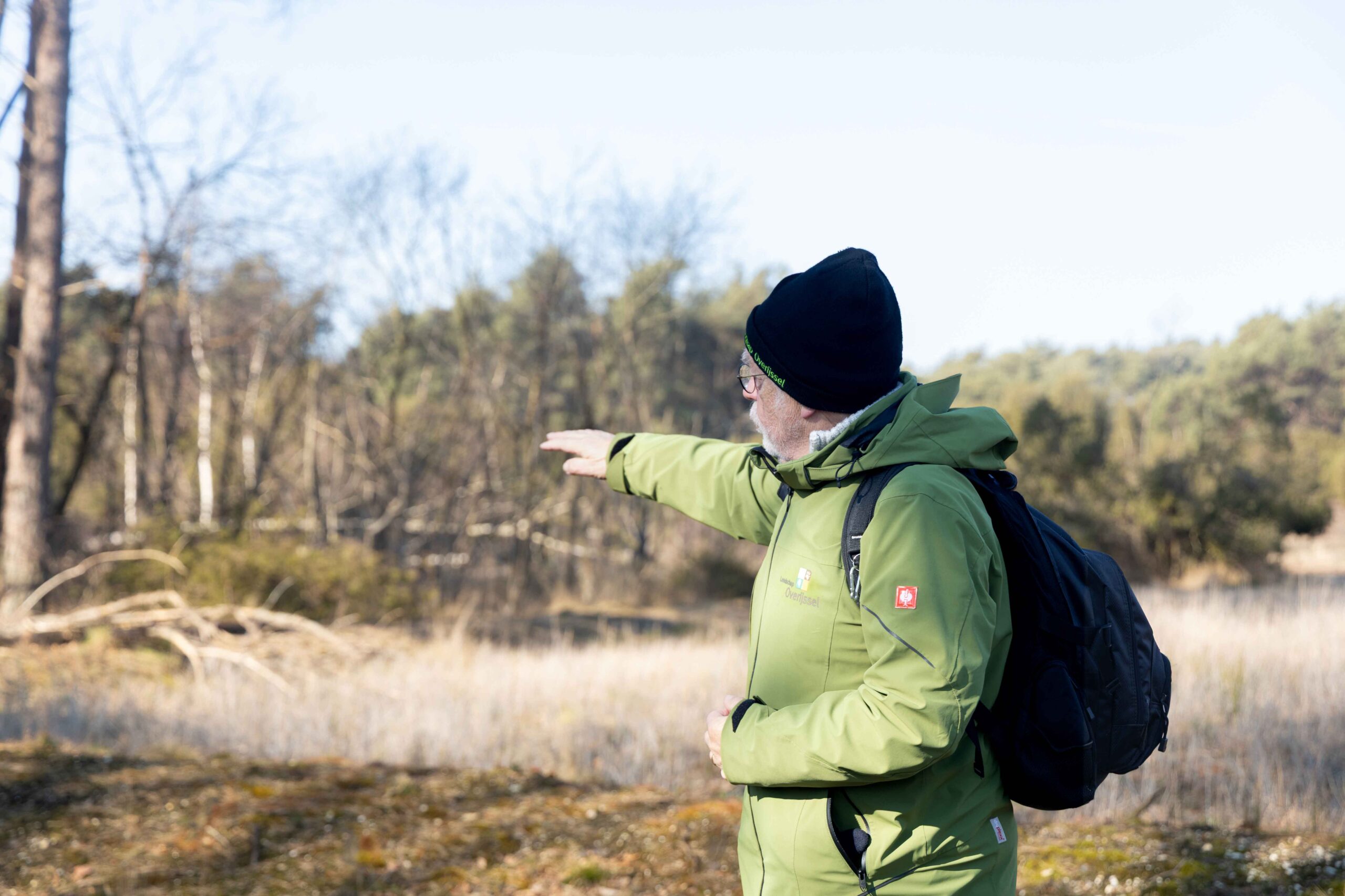Gids Gé van Landschap Overijssel vertelt over natuurgebied Lemelerberg
