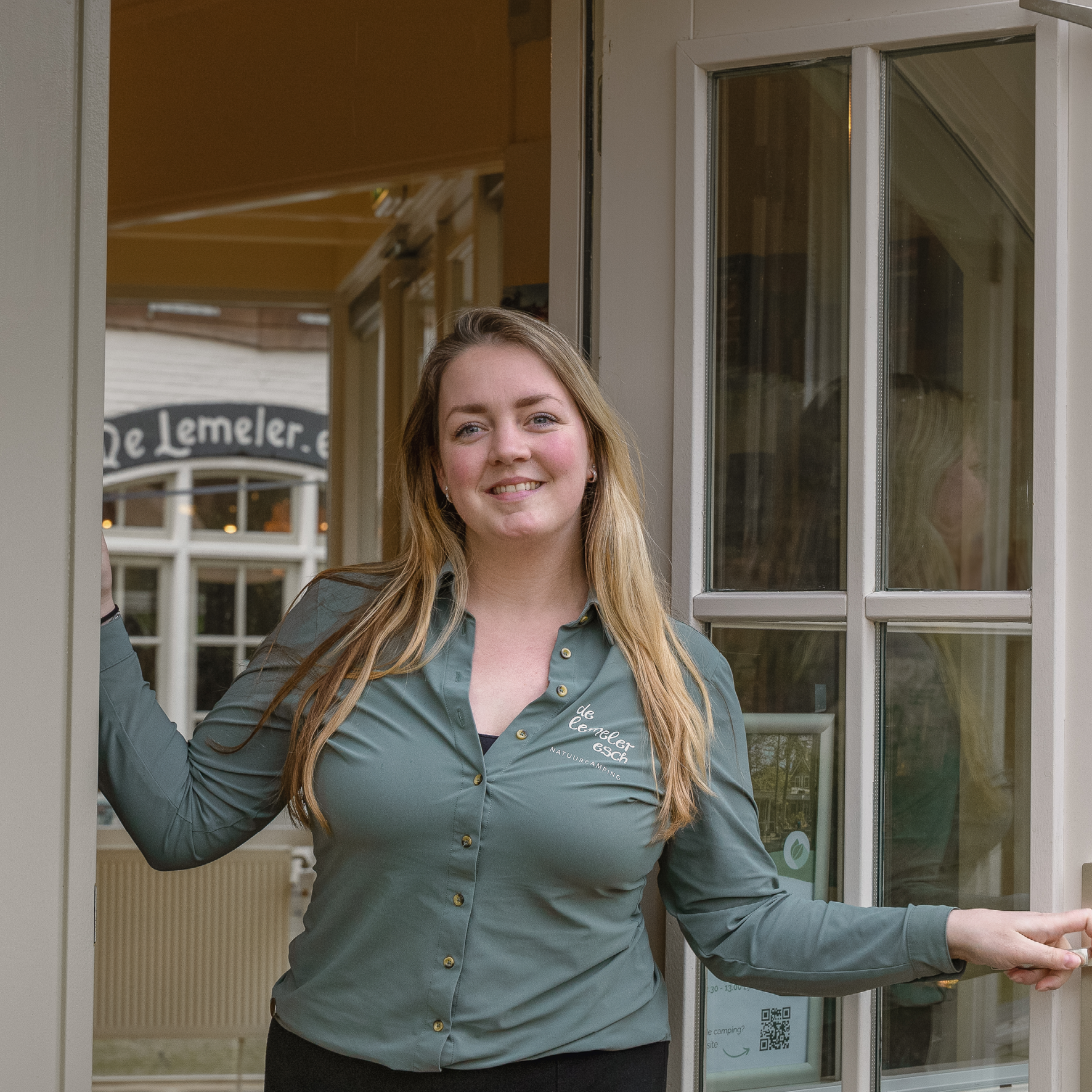 Receptioniste Roos bij de receptie van Lemeler Esch natuurcamping