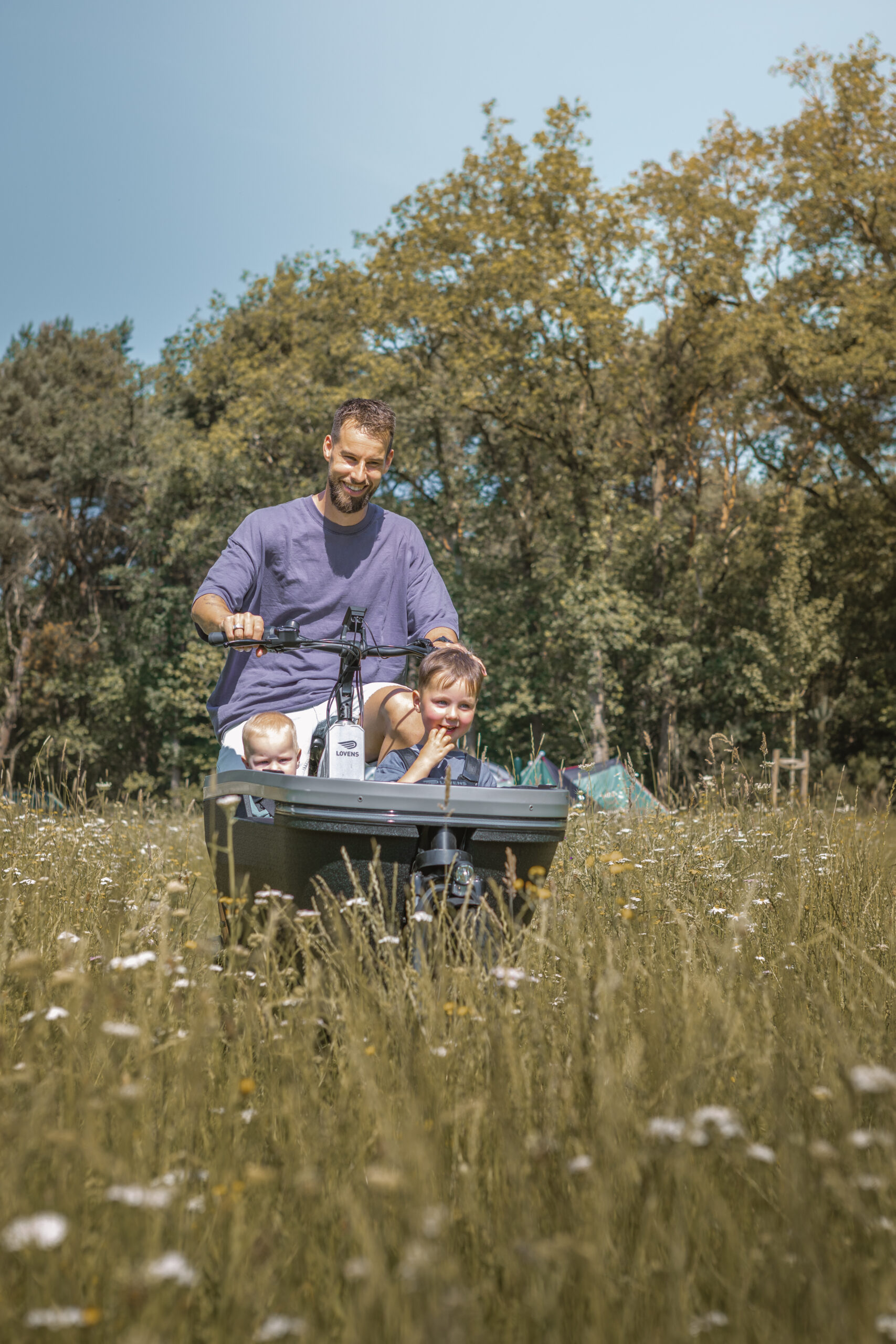 Bakfiets op kampeerveld Akker bij natuurcamping Lemeler Esch