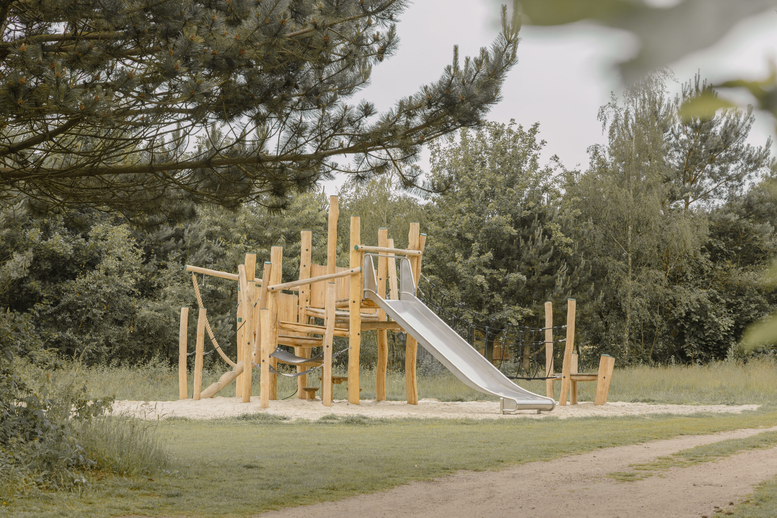 Nieuw speeltoestel op kampeerveld Heidezicht bij natuurcamping Lemeler Esch