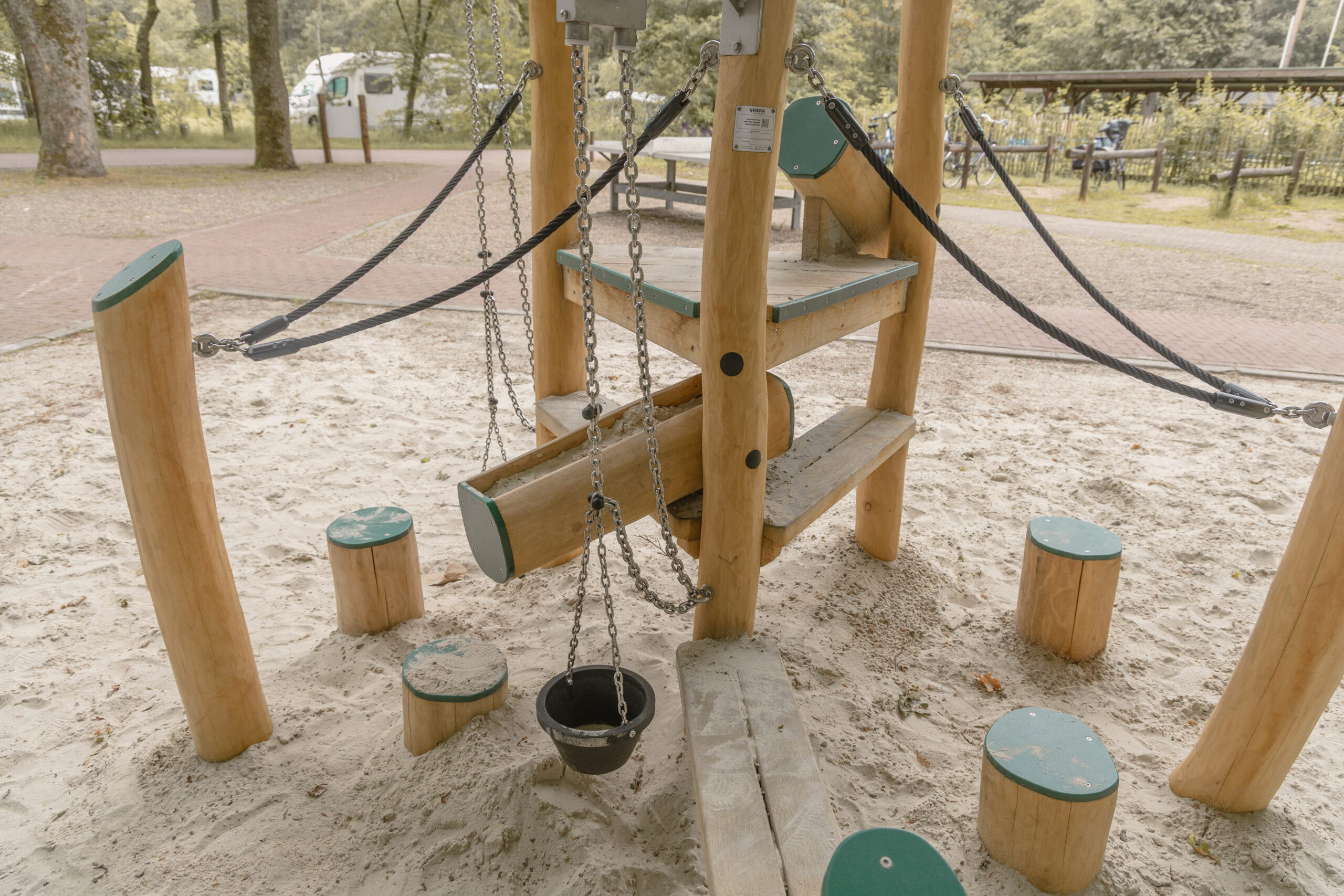 Nieuw speeltoestel op terras Boscafé bij natuurcamping Lemeler Esch