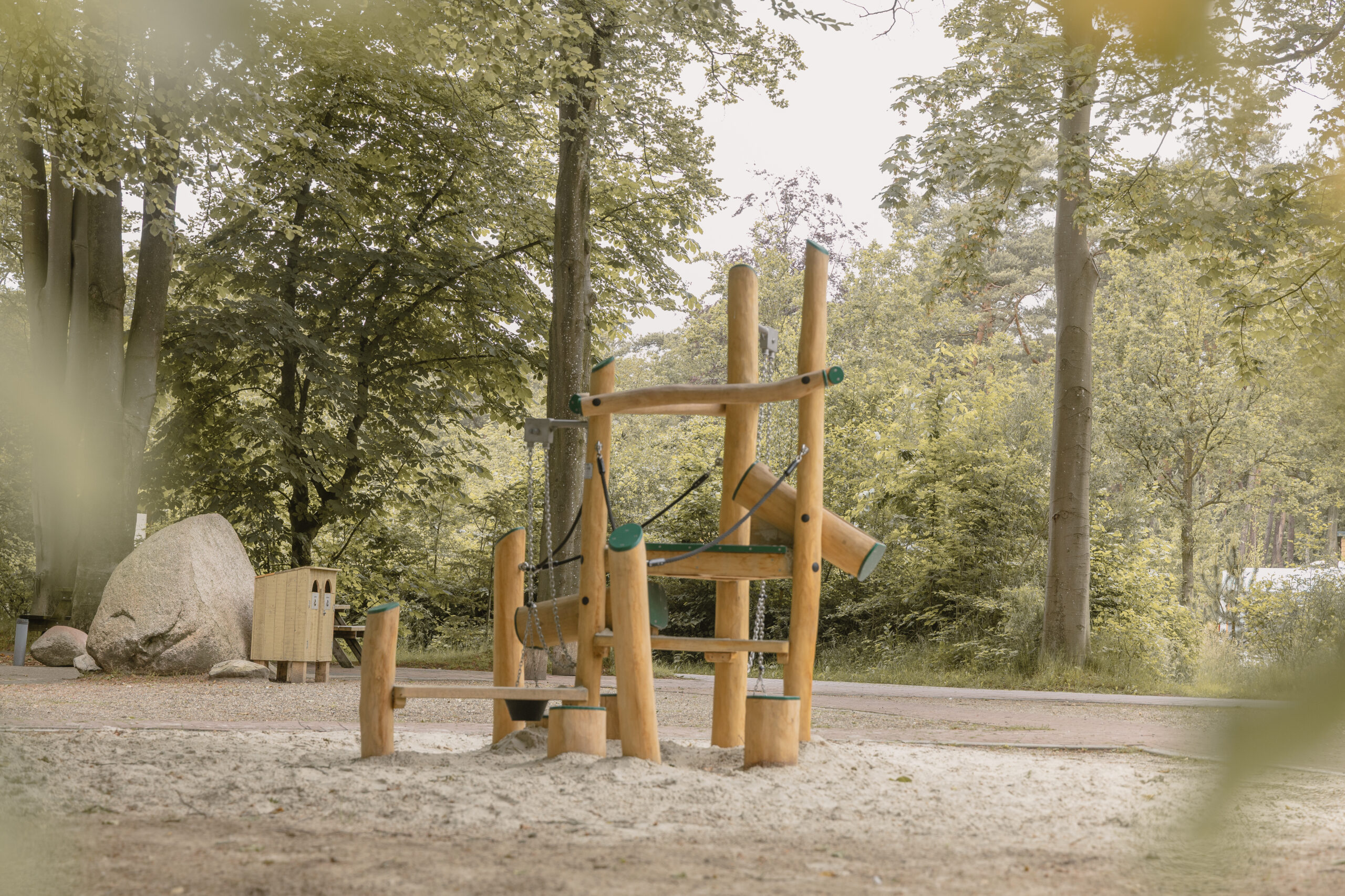 Nieuw speeltoestel op terras Boscafé bij natuurcamping Lemeler Esch
