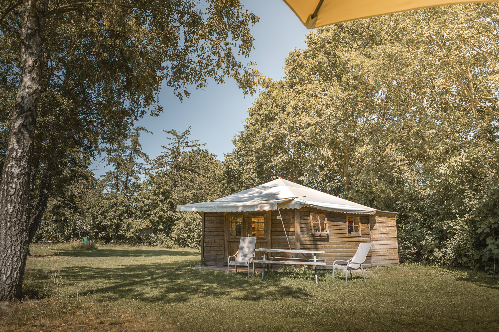 Boslodge op kampeerveld Boomgaard bij natuurcamping Lemeler Esch in Overijssel