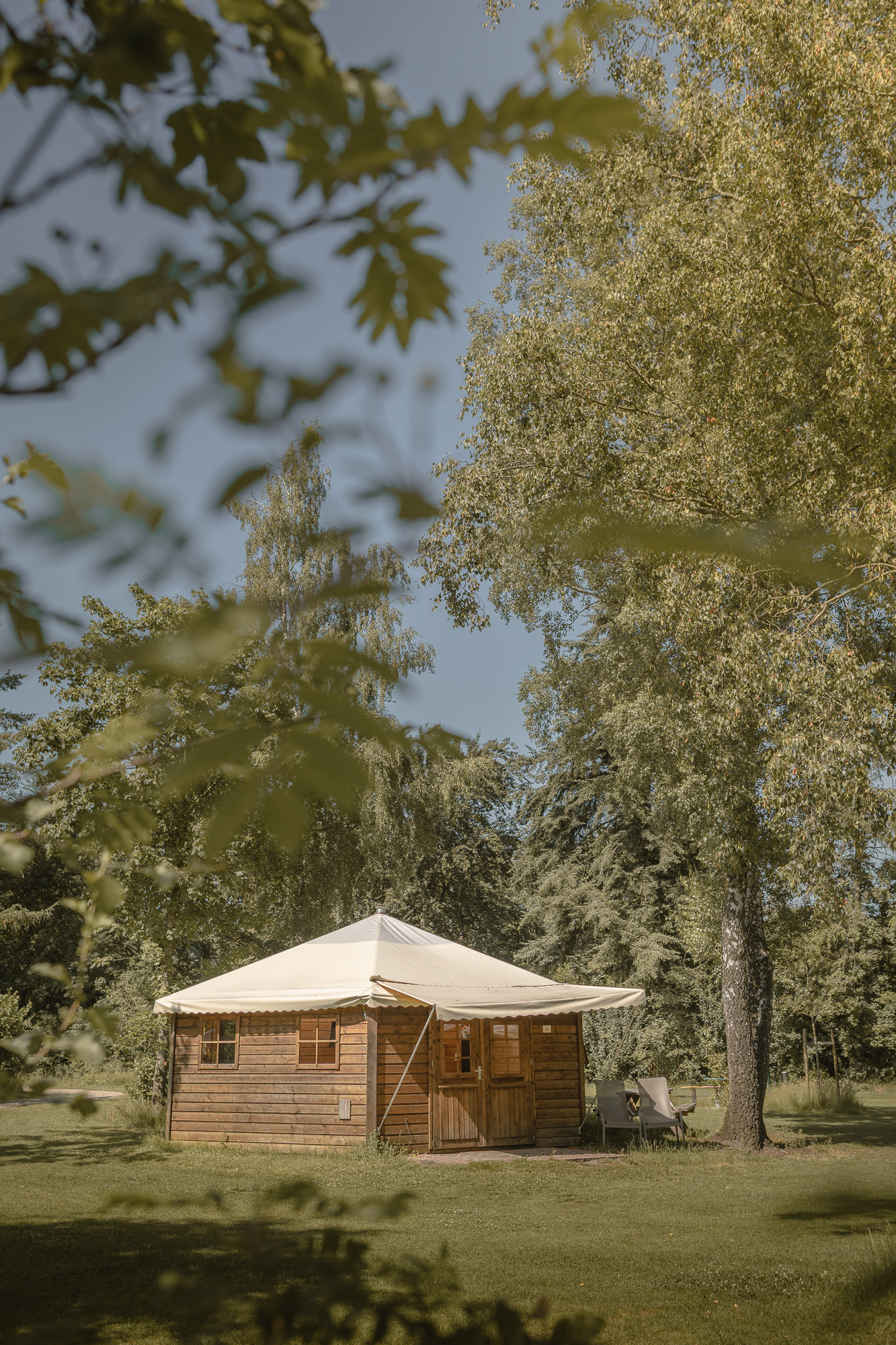 Boslodge op kampeerveld Boomgaard bij natuurcamping Lemeler Esch in Overijssel