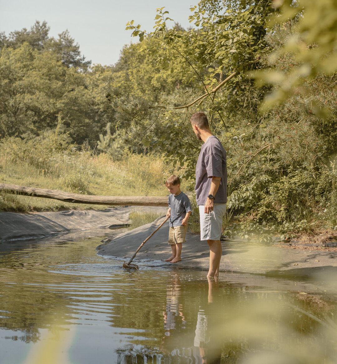 Spelen bij het speelwater bij natuurcamping Lemeler Esch